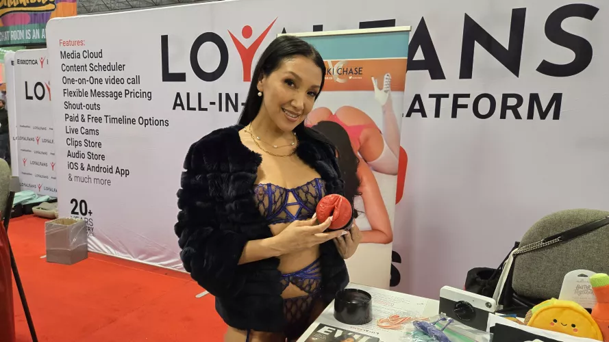 Vicki Chase with her Fleshlight at EXXXOTICA 2024!