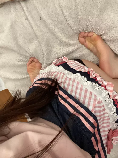 viet f19 feet here ft. my new skirt 🤭👣💕