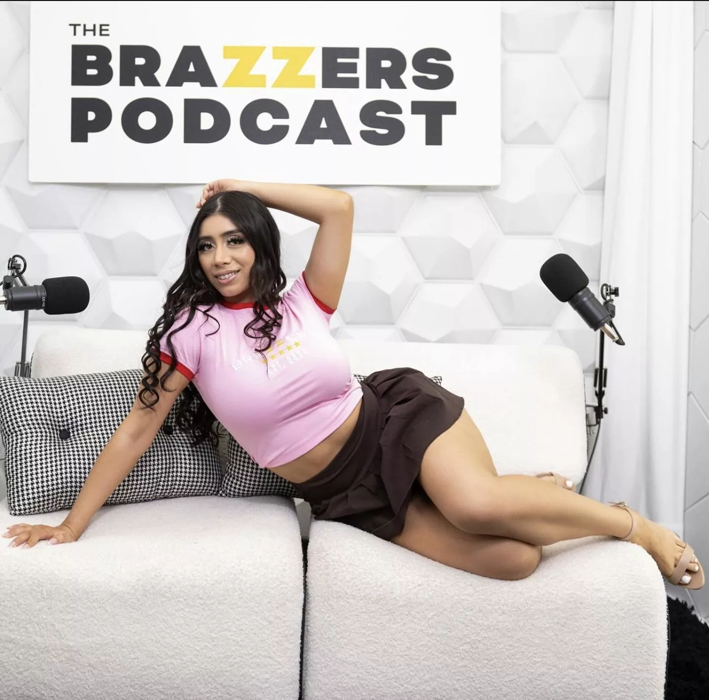 Violet Myers Makes Threesome on Brazzers 