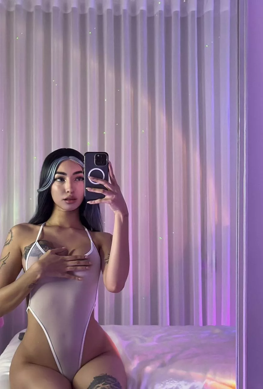 [Violett_bray] Who wants to play with me? 😋