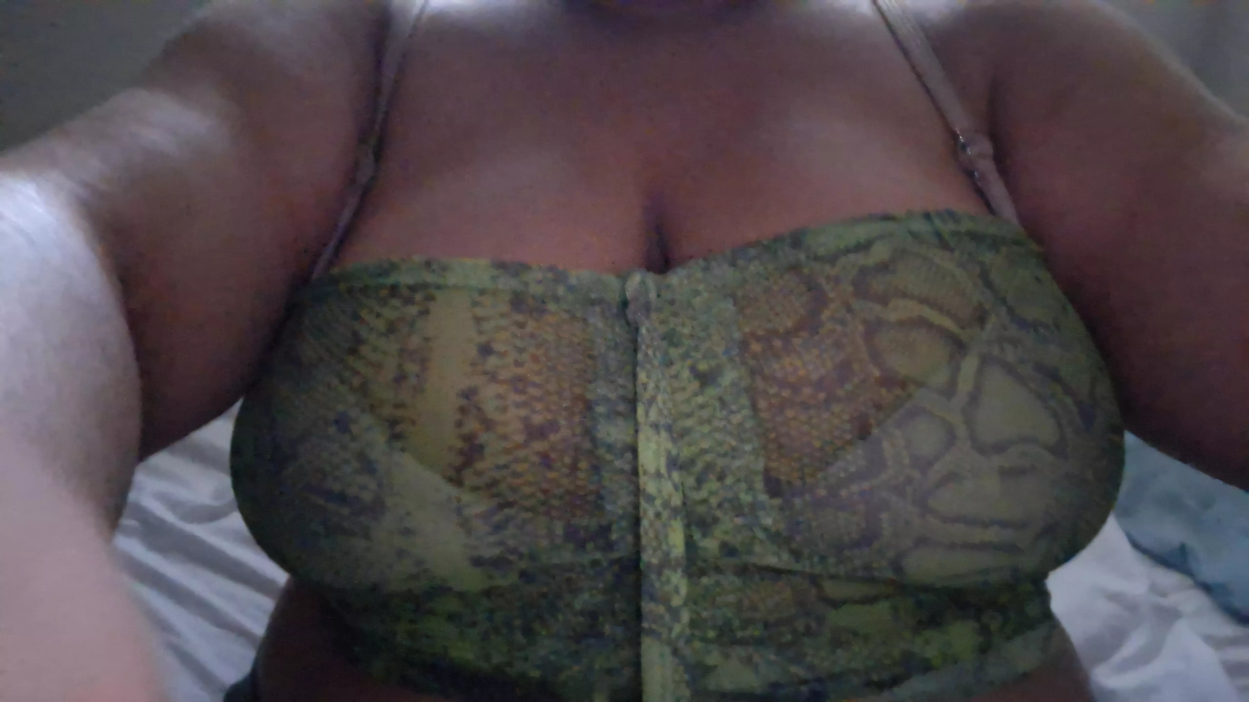 19 [FM4FM] #Margate | Bi F & Straight M looking for couples that can host or book a hotel.