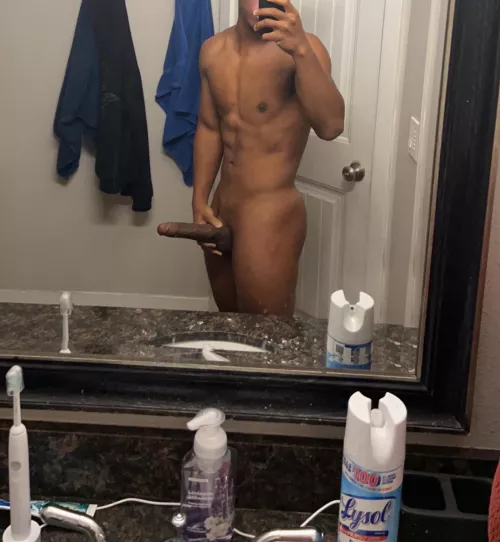 20m starting off the week with a mirror selfie 