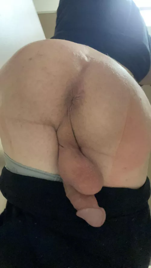 24 bottom looking for hung men 