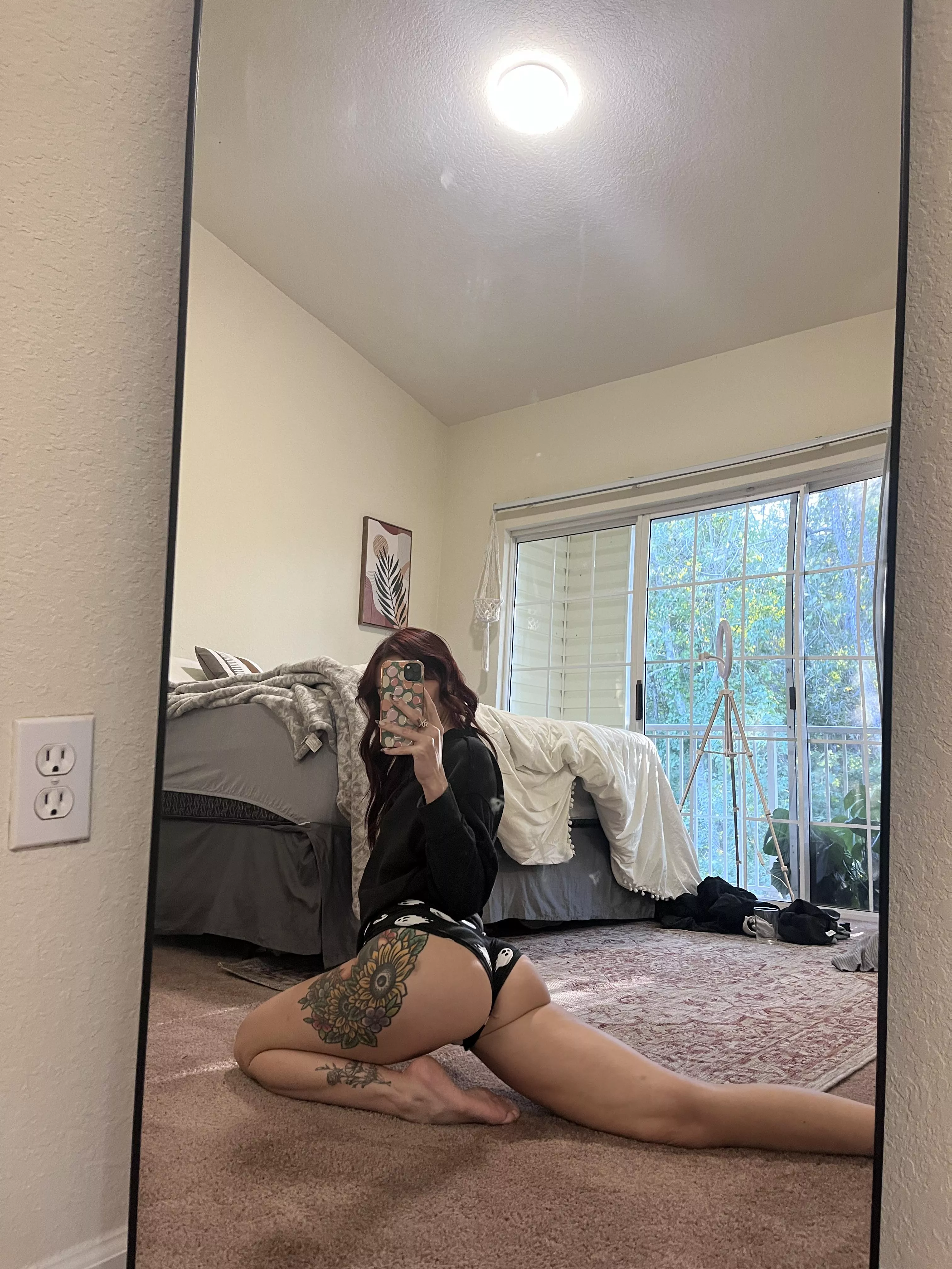 24 [f4m] Take a look, but watch out—it’s dangerously addictive. 🖤👀
