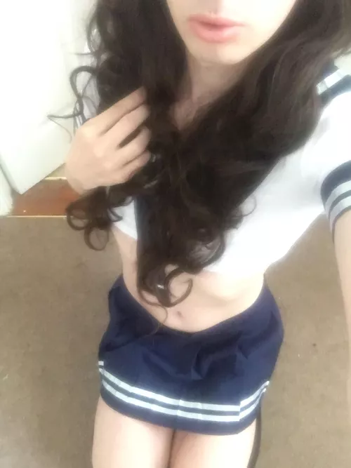 27TF – Looking for doms who are into sharing me with their friends.