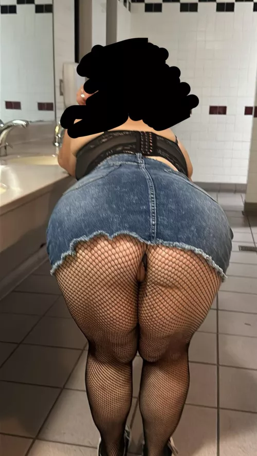 31 year old slut into some wild shit! Hit us up 😈🤤🤤