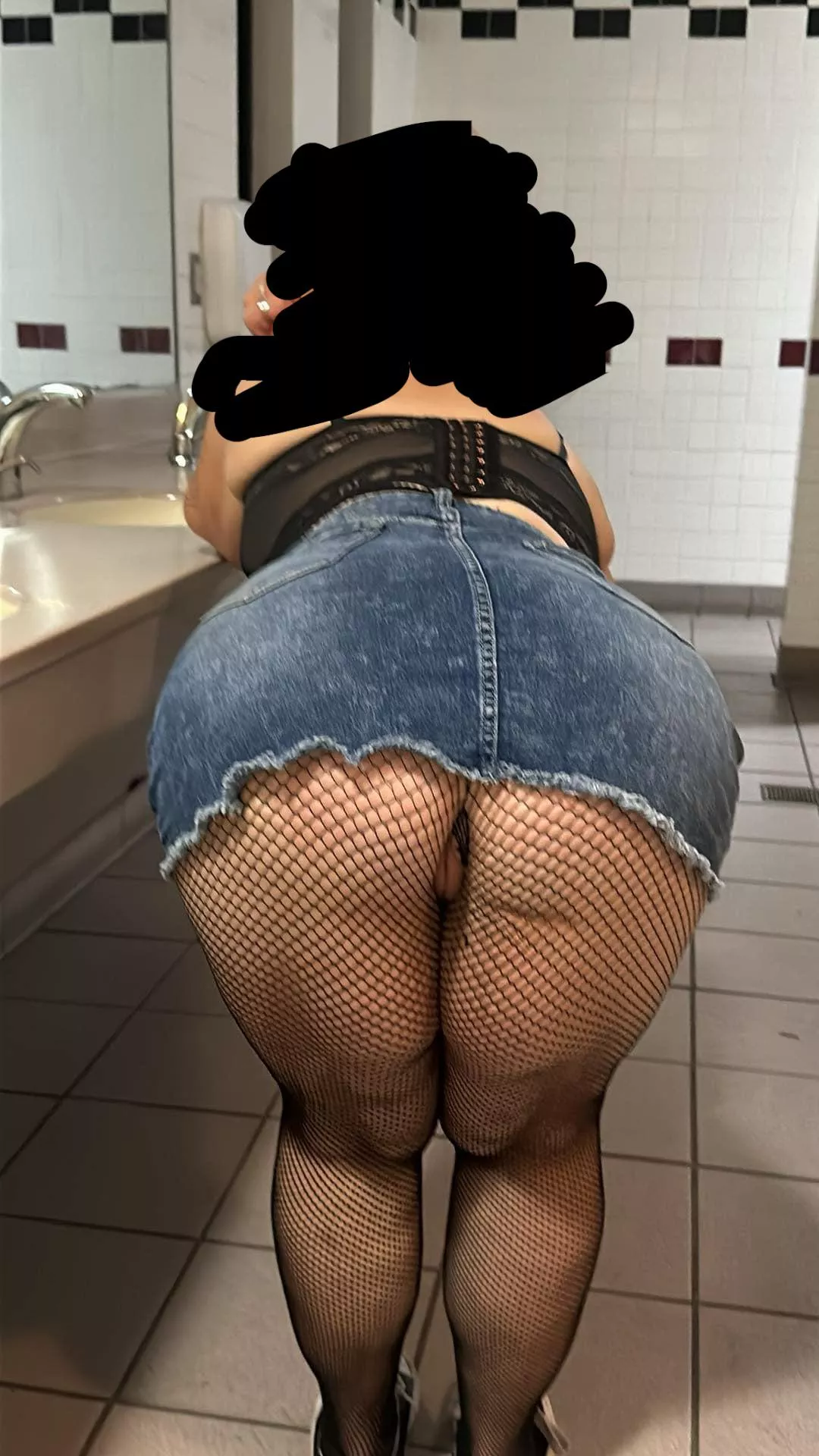 31 year old slut into some wild shit! Hit us up 😈🤤🤤