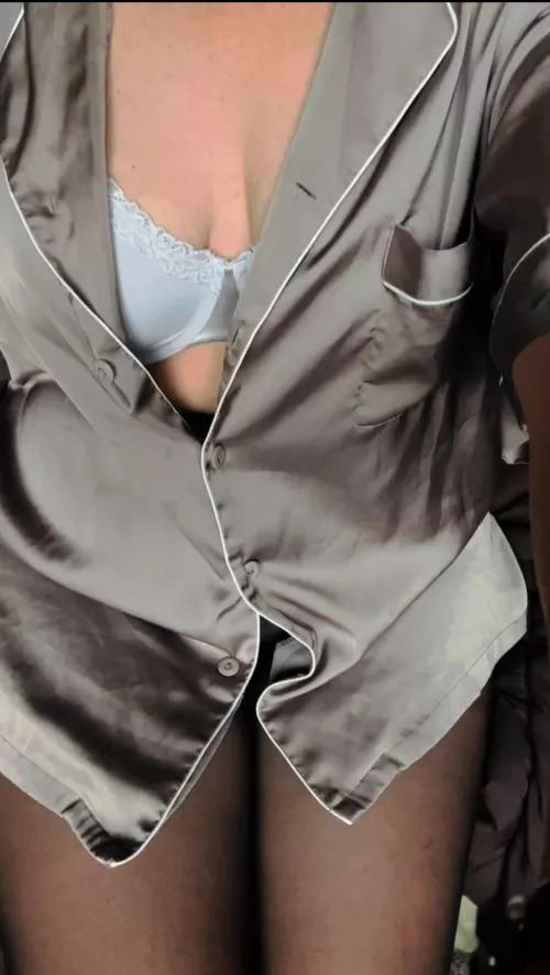 Addicted to the feel of this satin shirt. 🔥 