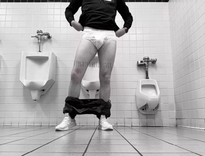 Another pants down picture in the mens room 🤷🏽‍♂️