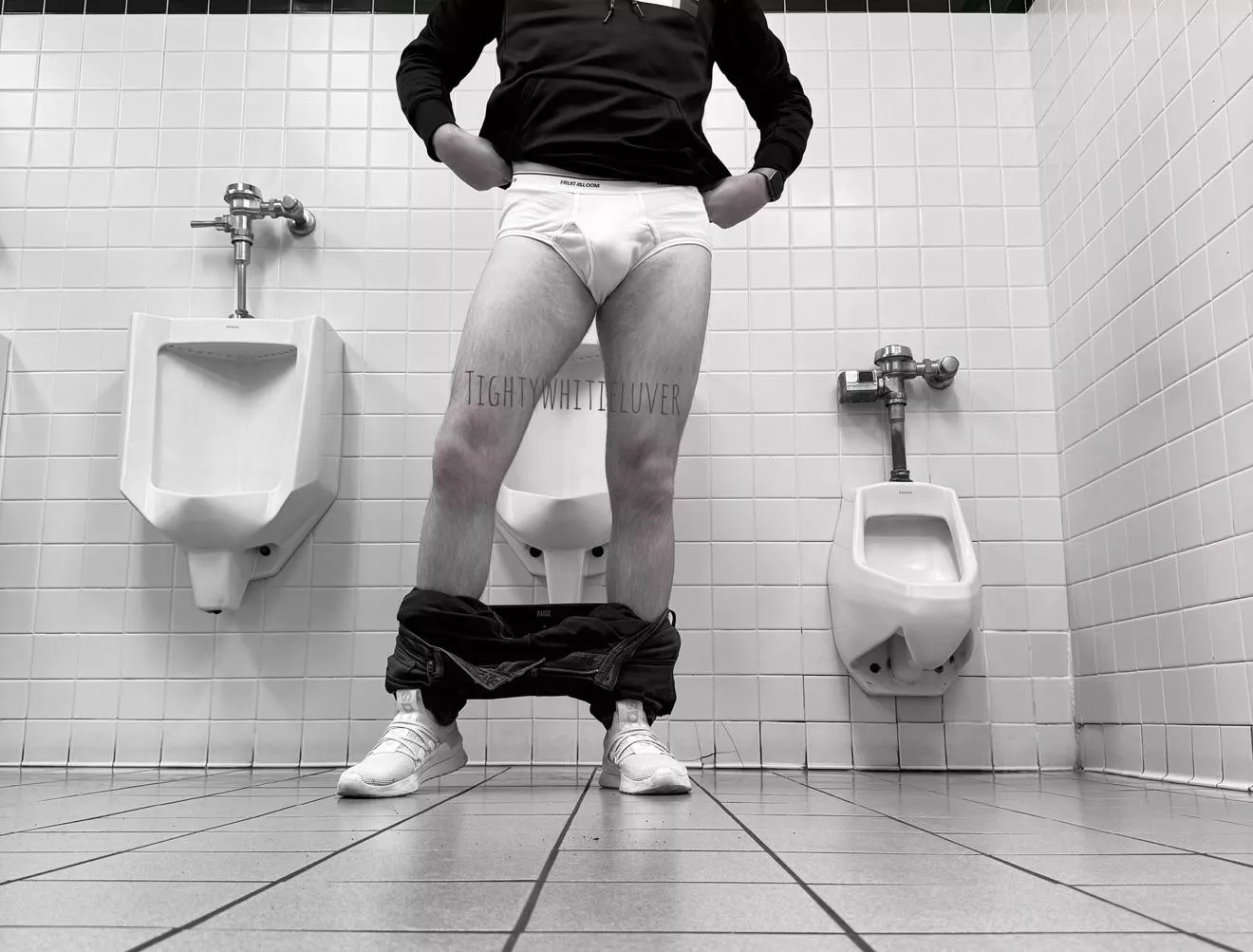 Another pants down picture in the mens room 🤷🏽‍♂️