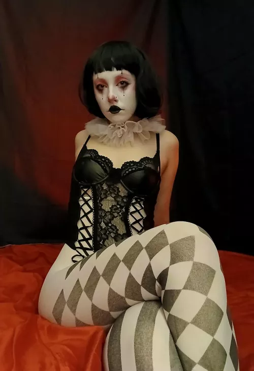 Anyone looking for a goth clown girlfriend? 🥺