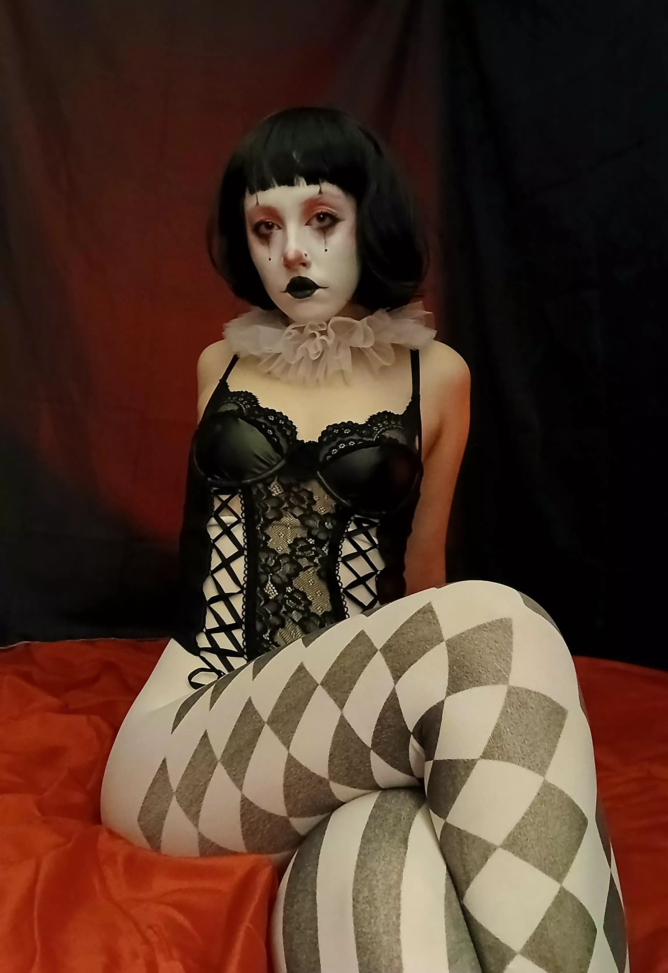 Anyone looking for a goth clown girlfriend? 🥺