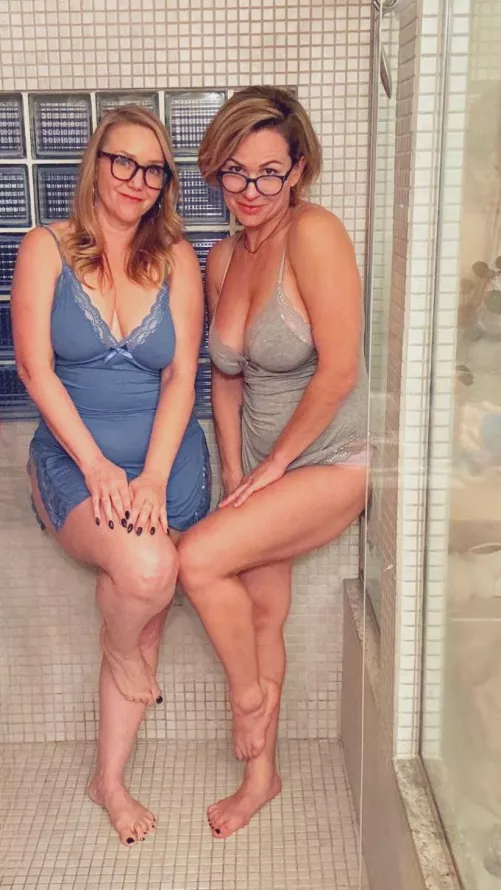 Are you a dirty boy that needs 2 bathing beauties cleaning you? [F42]