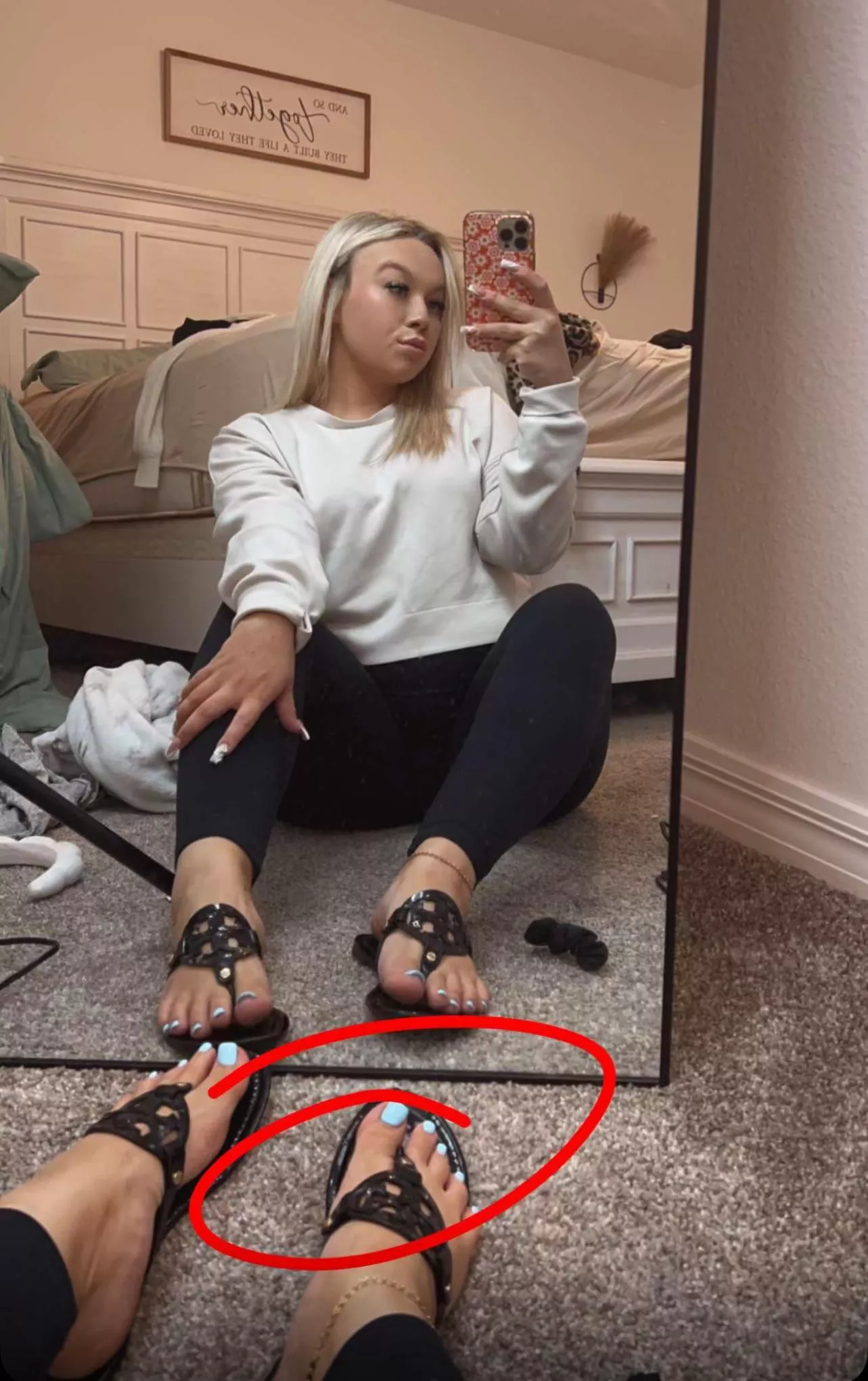 Blue toes and Tory’s😫