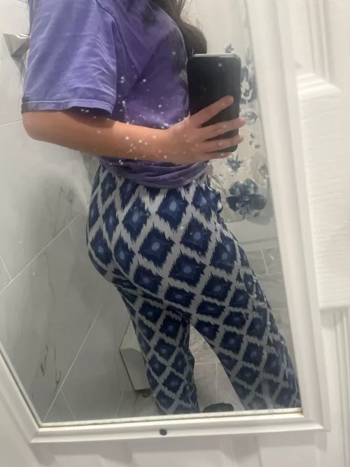 Don’t know if these pants make her look good
