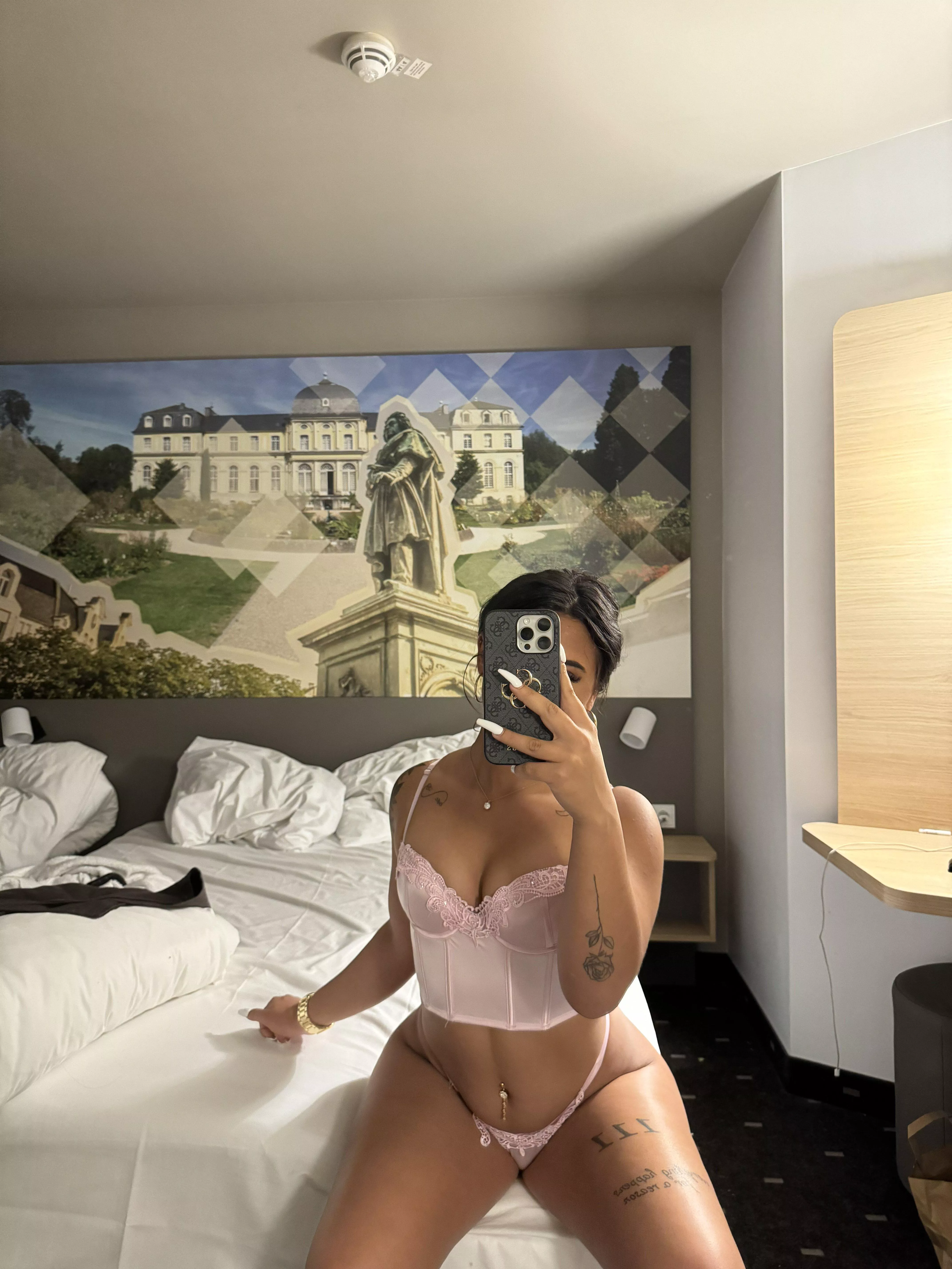 Du und ich 24 Stunden in einem Zimmer ohne Klamotten, was passiert? 