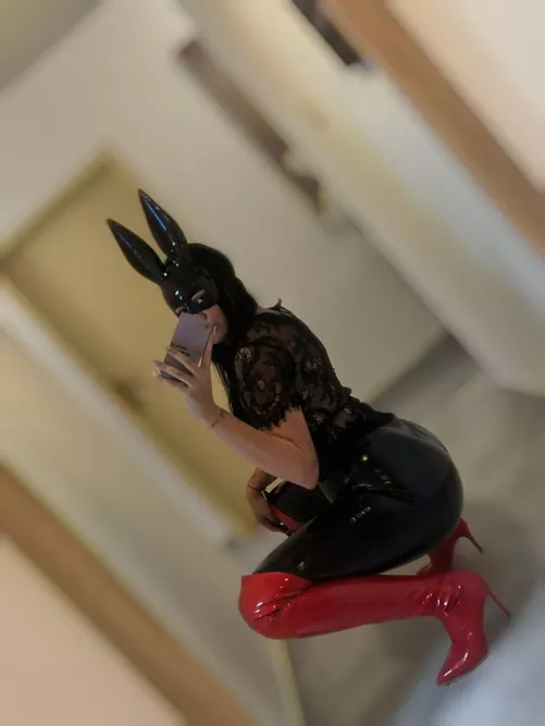 Feeling shiny tonight ✨ What do you think? 🖤