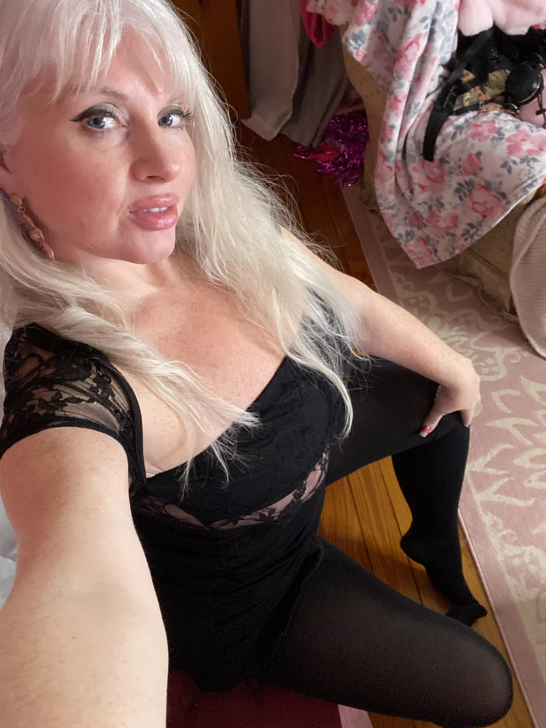 Get under the covers with Mommy?

PaintedRose.Live for all my sexy links. Follow me?
#SweetDreams #Bedtime #NightyNight #Cuddle