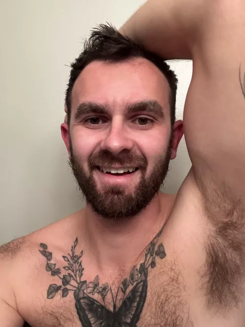 Hairy sweaty pits 🥵