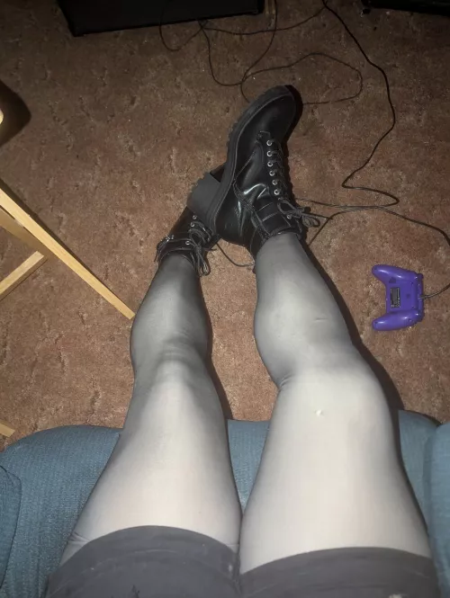 How do we feel about this look? Personally, I think it looks fabulous. Fleece lined tights, shorts and my new boots 