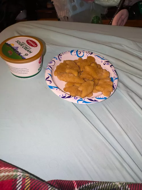 I got dino nuggets>:3