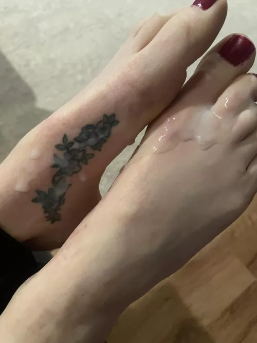 I love being a messy little foot slut🤭🤭😘 another cock would feel so good between these feet right now 