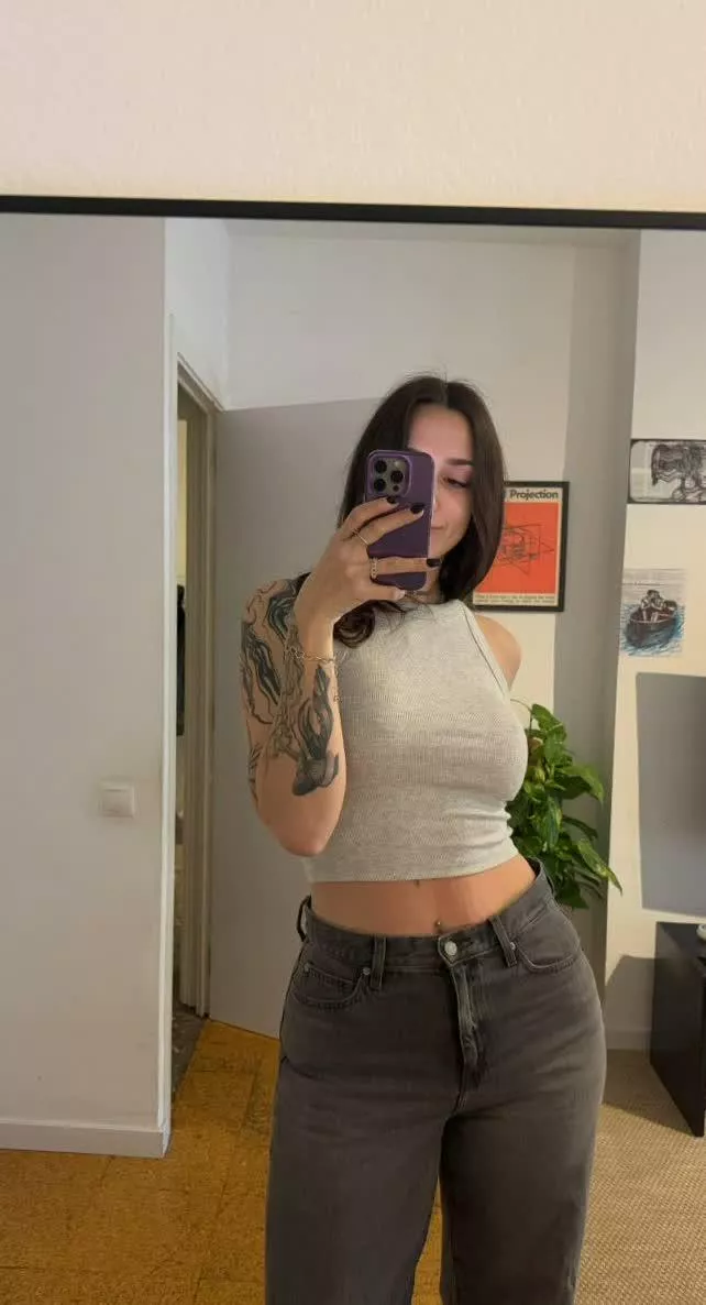 I love sucking and teasing daddys cock. 
