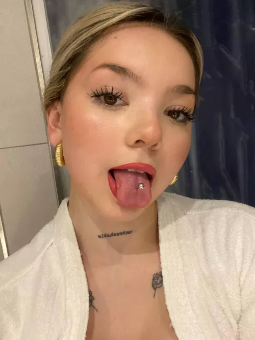 I need some one with a sensitive tip to wrap my piercing around 👅