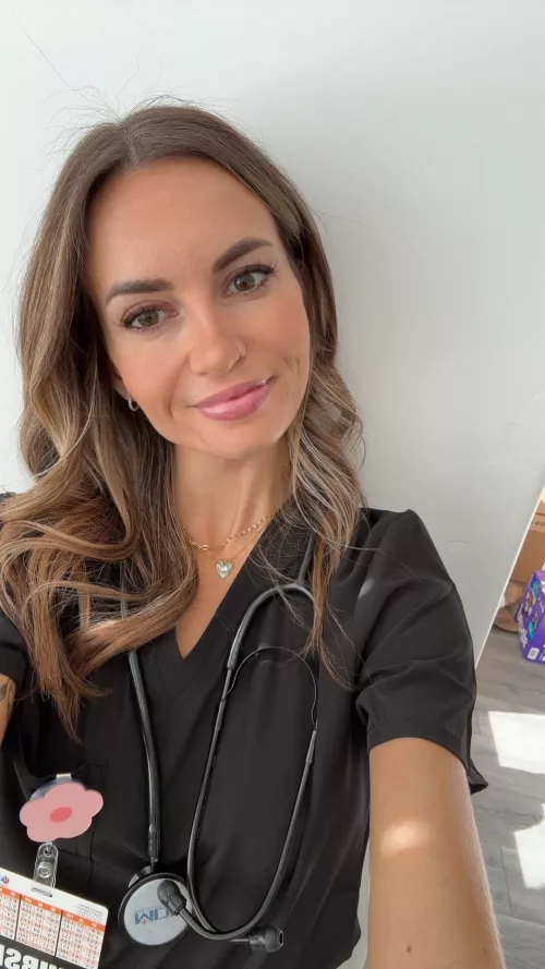 If I showed you nudes during work, would you wanna see them?