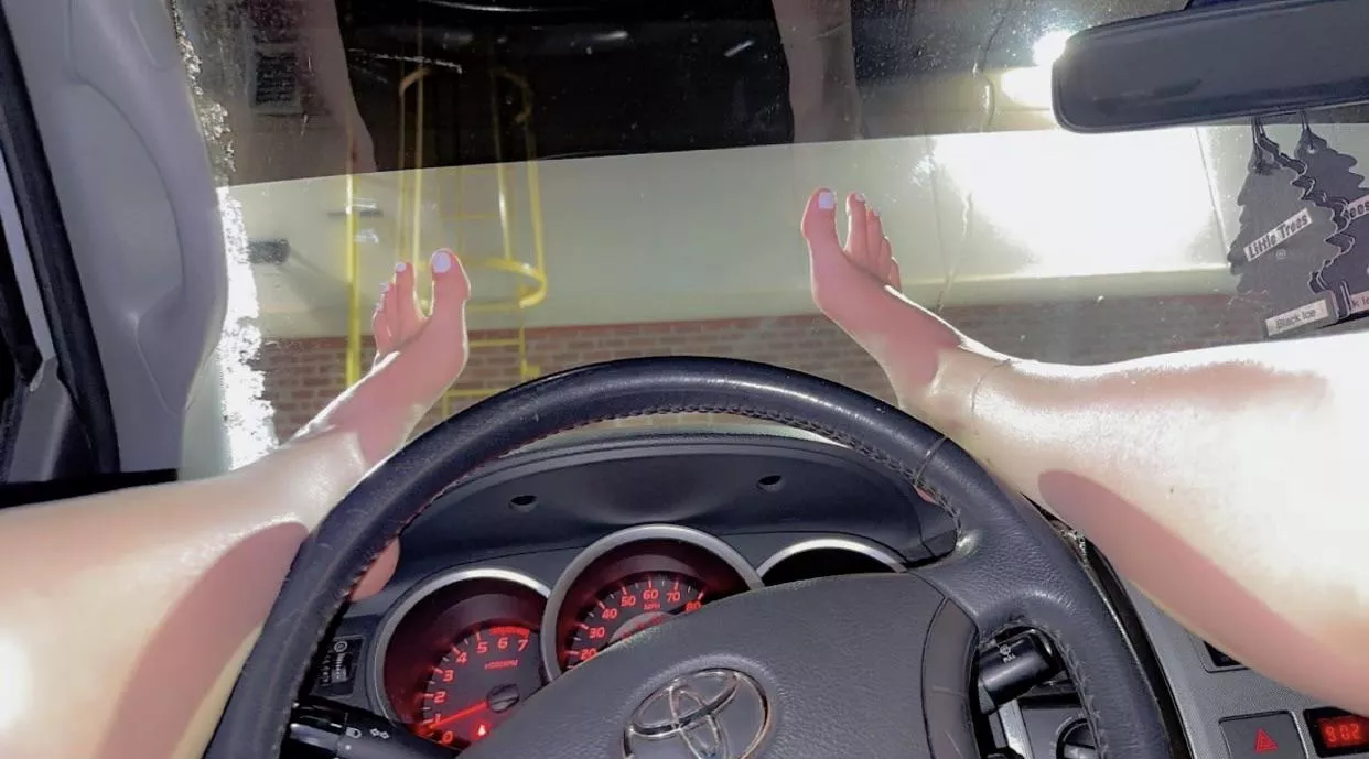 In the car naked and horny asf looking at my pretty feet 😍😍🦶🏼
