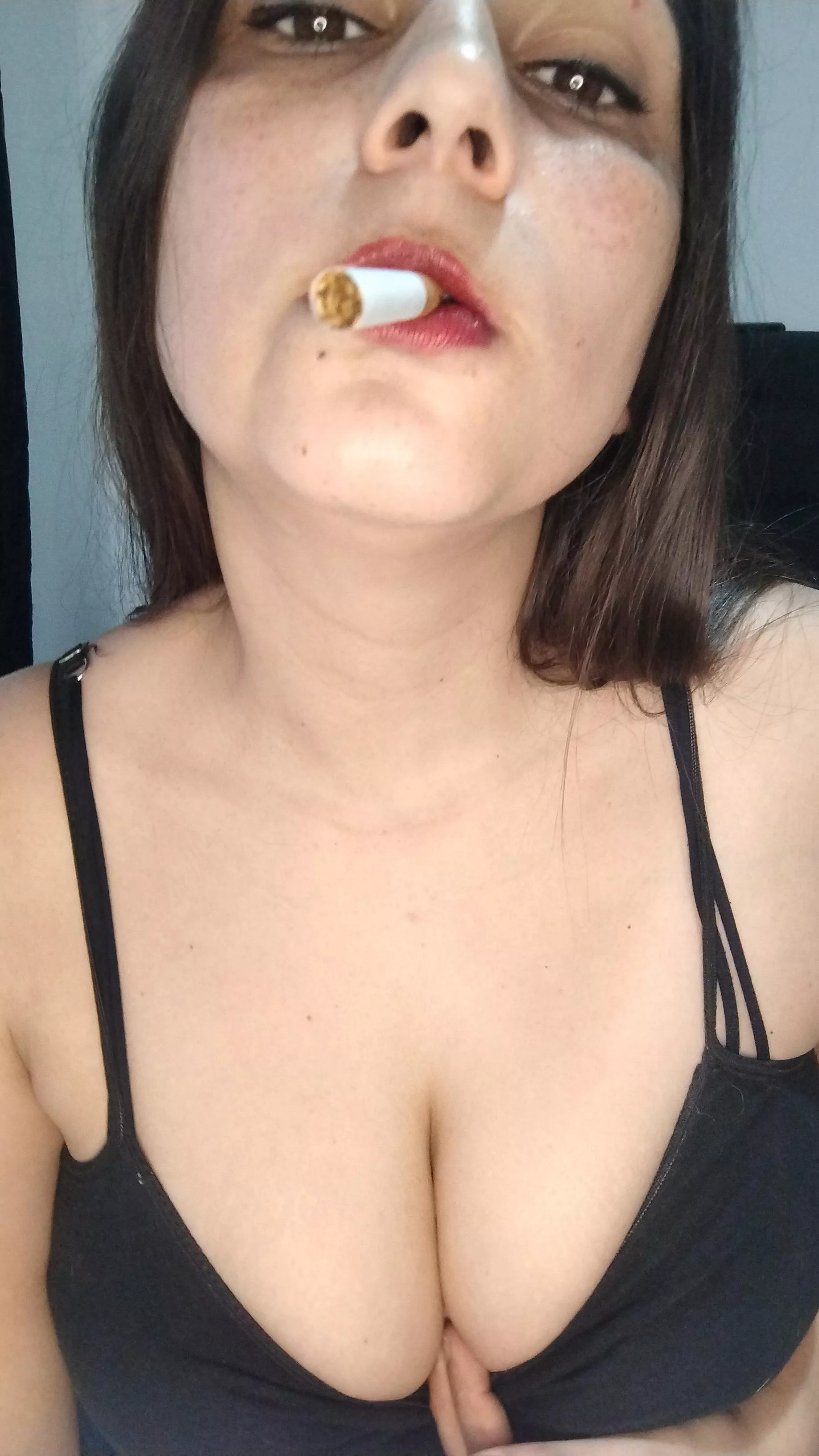 I've been smoking for so many years that when I started I didn't know this could be a fetish 🌬️🚬💨 I love smoking ❤️🚬