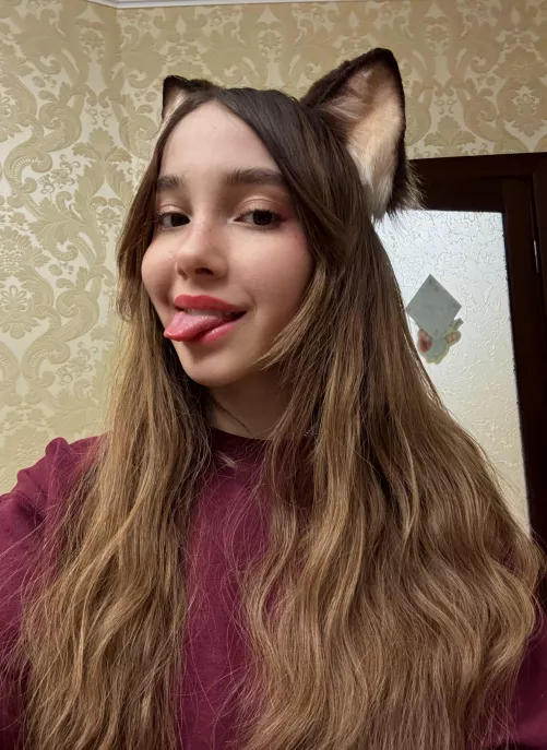 Just a 19yo goofy cat girl here :) 