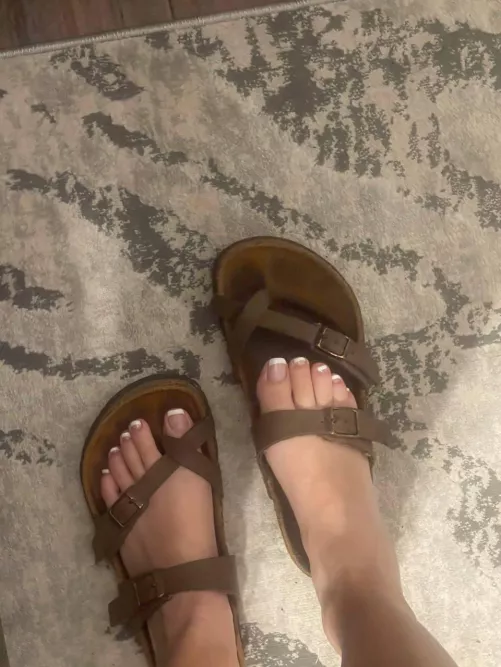 Just got my toes done and immediately put my birks on ❤️👣