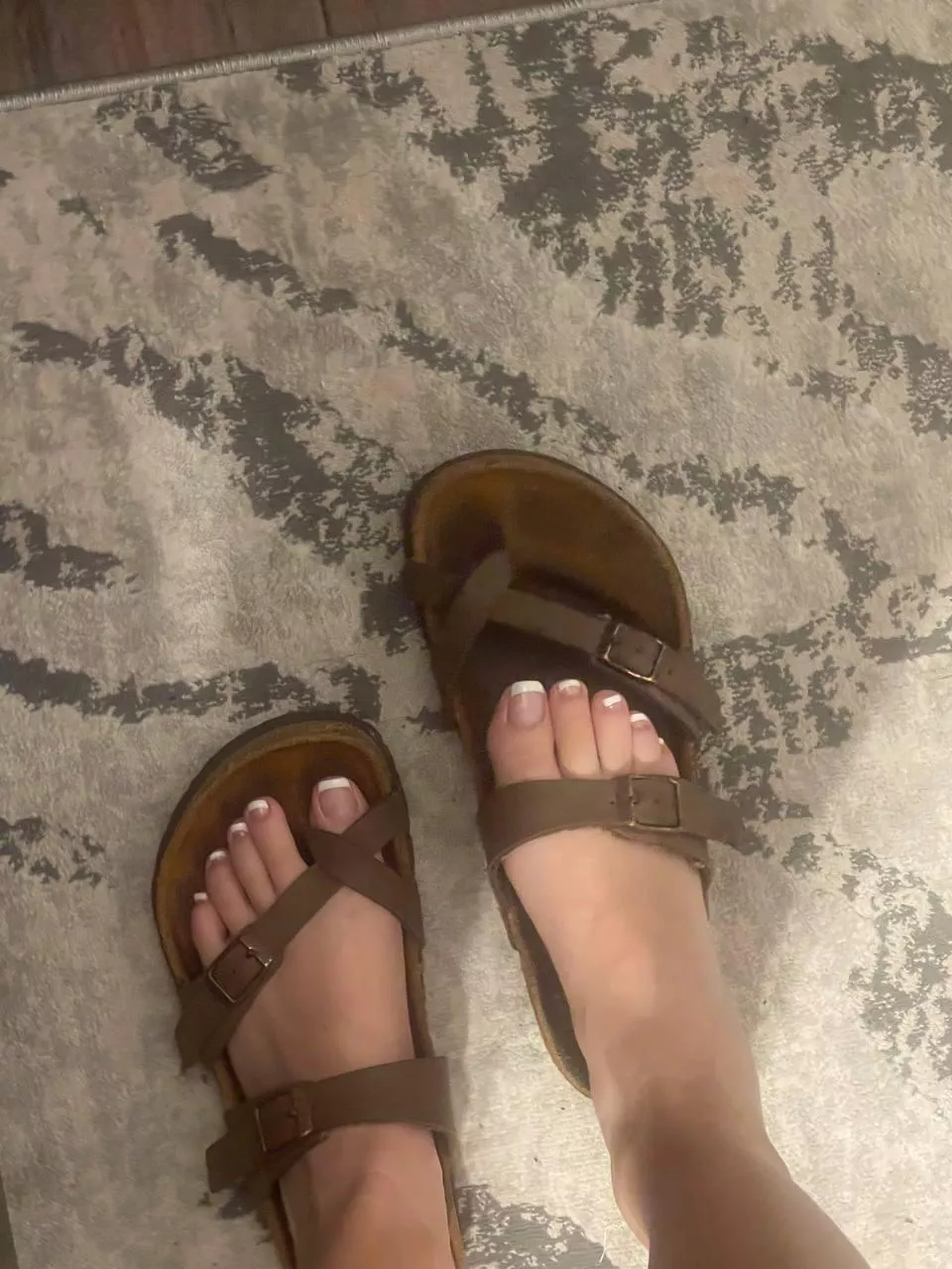 Just got my toes done and immediately put my birks on ❤️👣