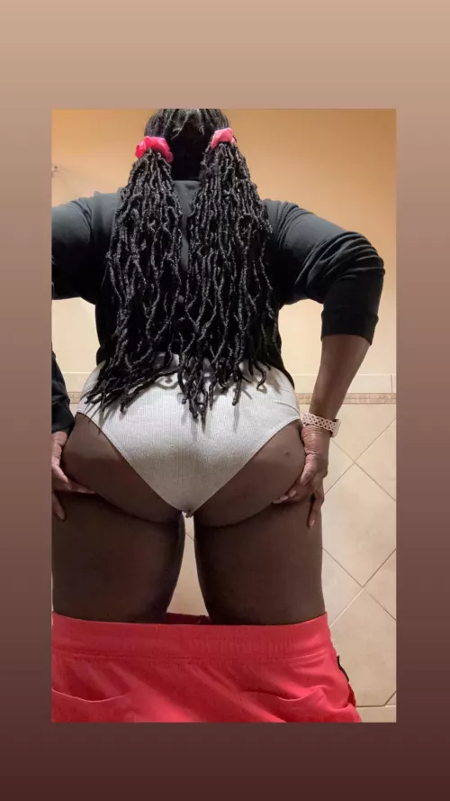 looking for a seat 👅