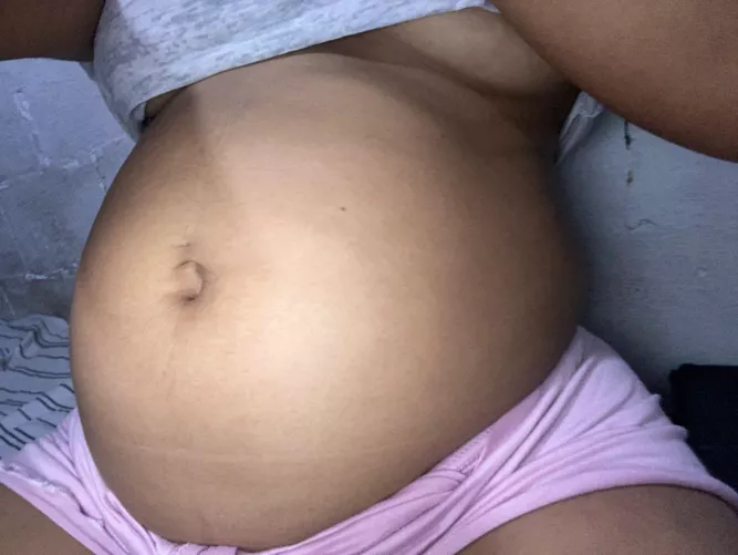 My belly is gaining more weight every day, keep feeding it to keep gaining weight 🍔🤰🏻🐽😏