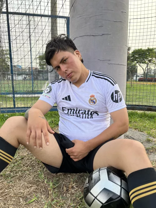 On the pitch, I always know what’s coming. But in my room, I prefer a direct attack, driving my bulge deep into you. Are you ready for this intense match? ⚽️💦