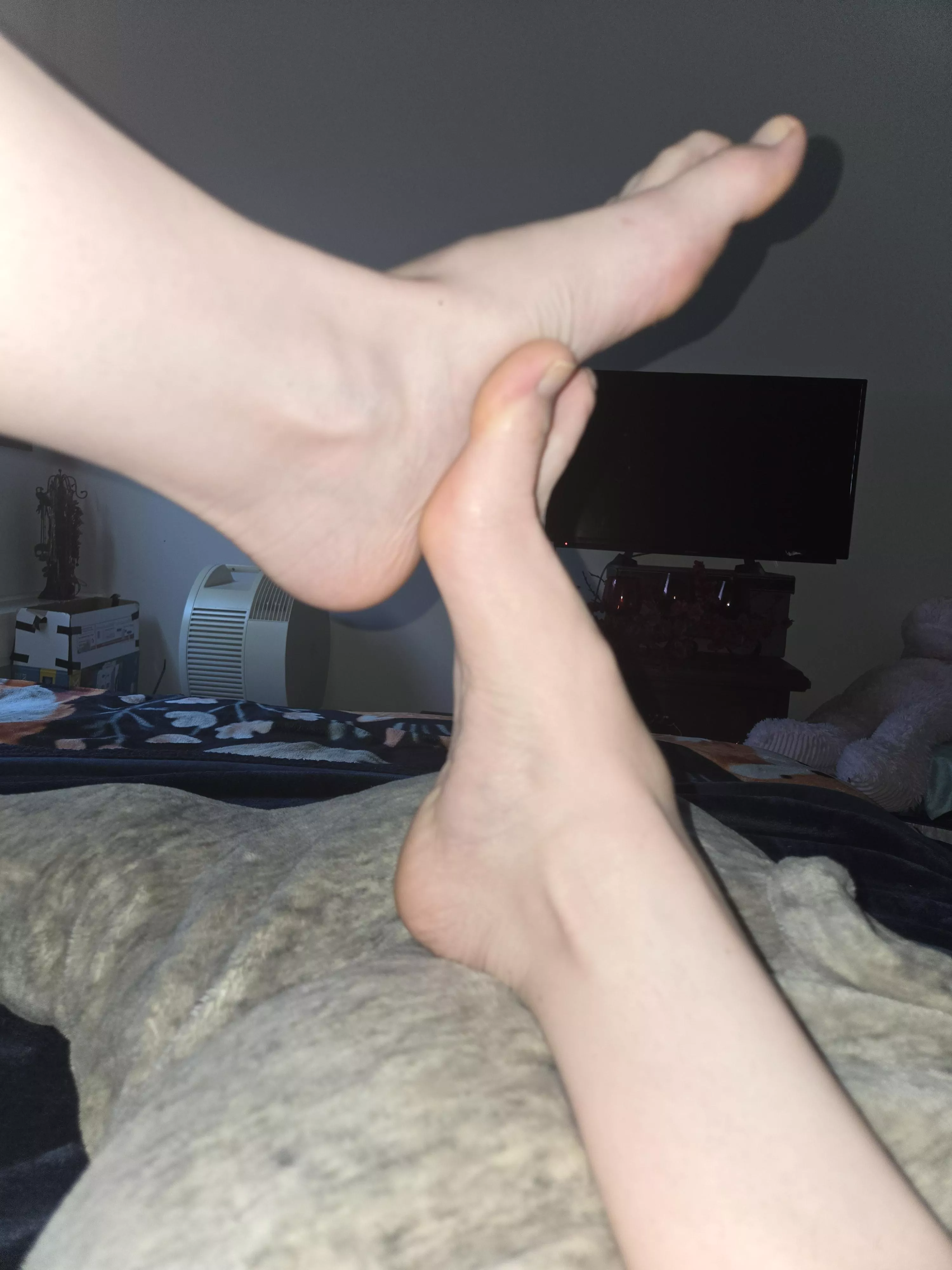 Practicing my poses for the next time you buy photos from me 🌹 (paypal only)