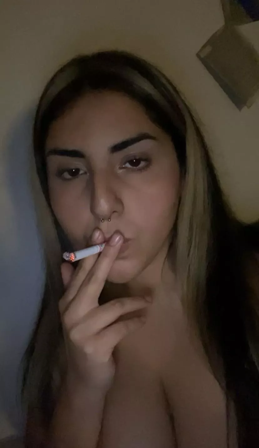 Pretty girls smoke too