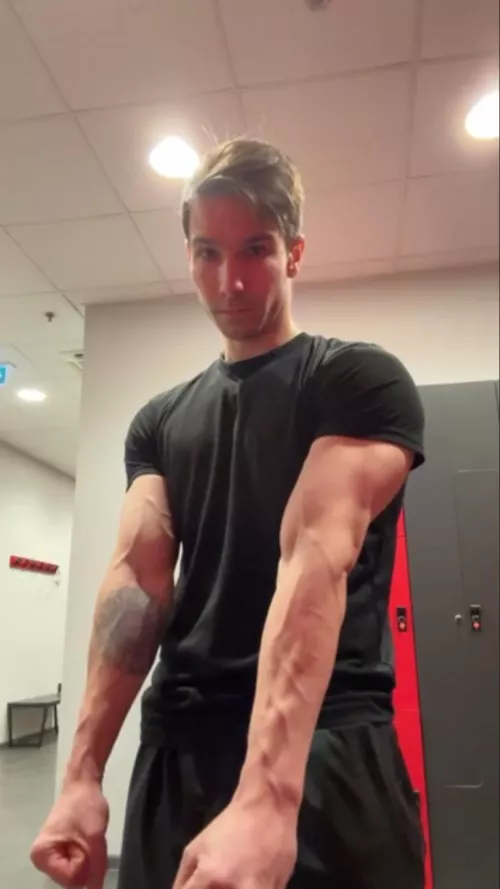 💪💪💪 Show me your guns too baby