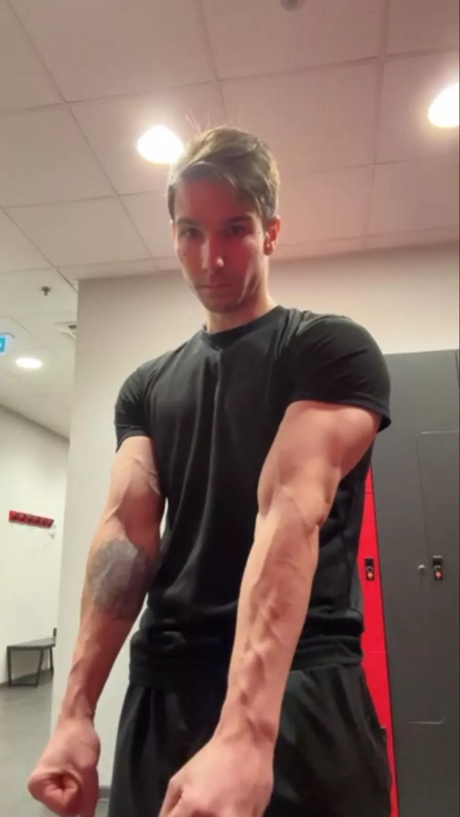 💪💪💪 Show me your guns too baby