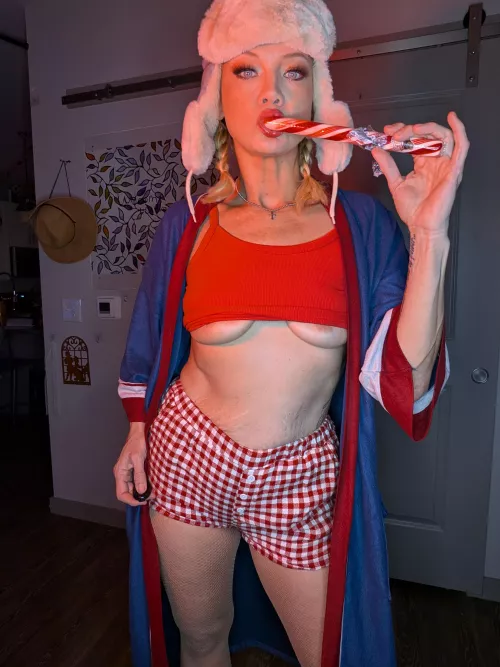 Stretch marks and underboob