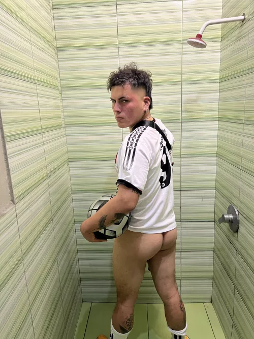 This thick ass needs a big mouth to be devoured haha.