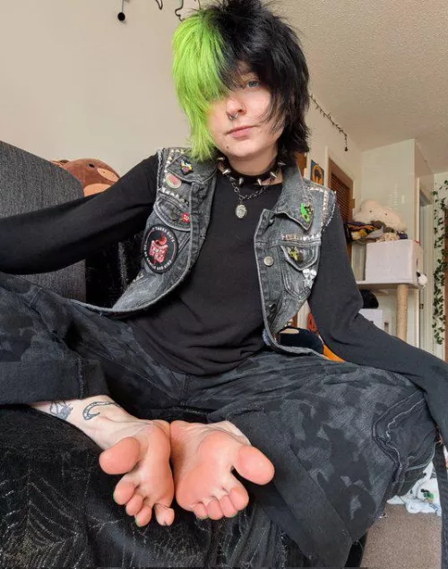 (Twitter) Emo Footpussy