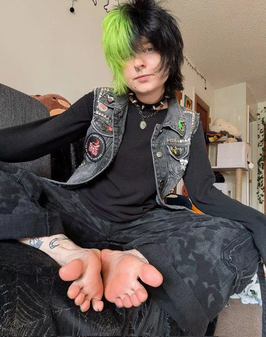 (Twitter) Emo Footpussy