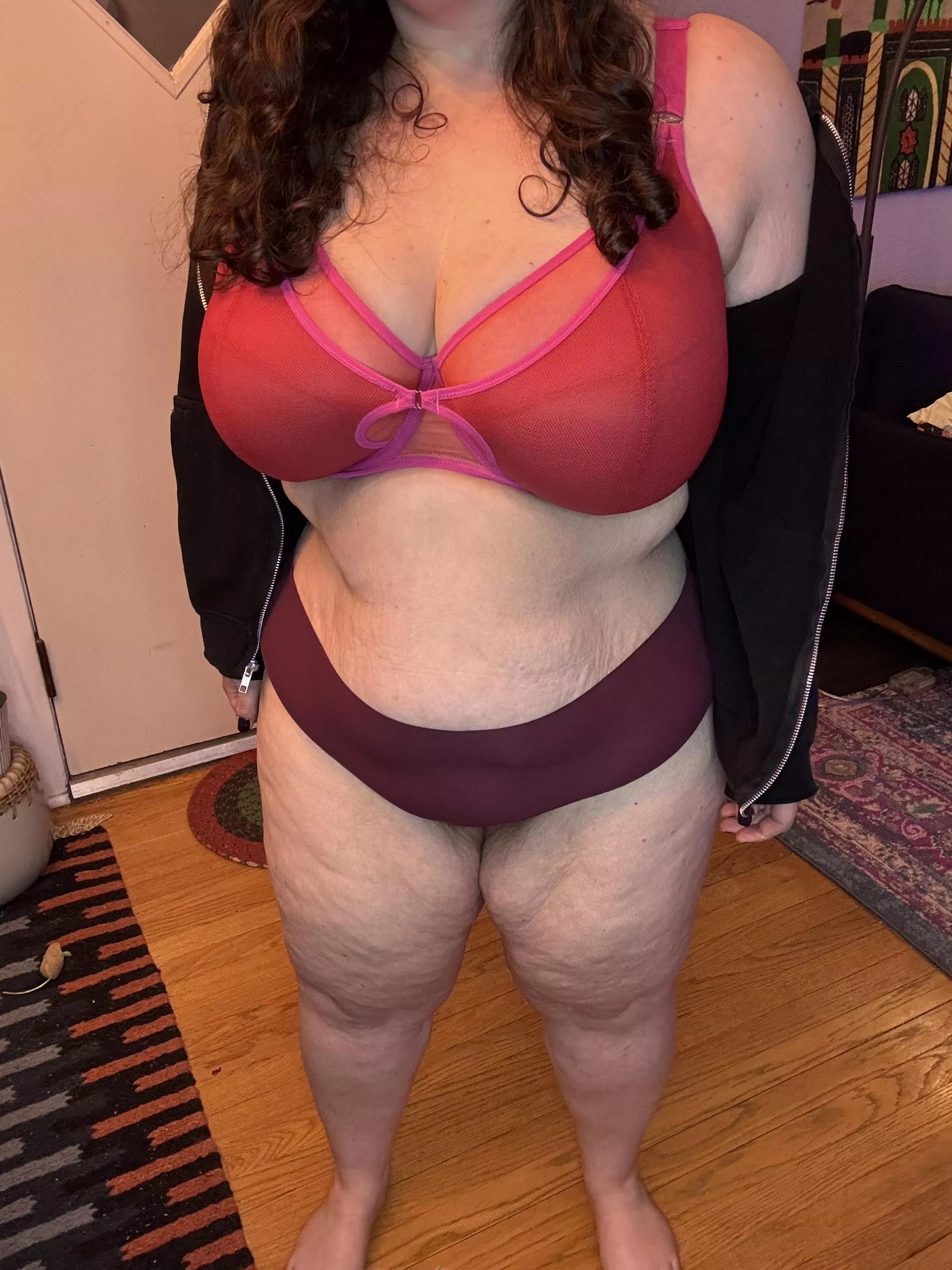 Two natural grapefruits for you to enjoy this morning 🖤