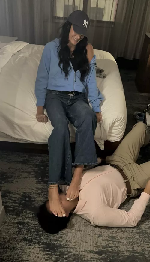 Watch him sniff my feet