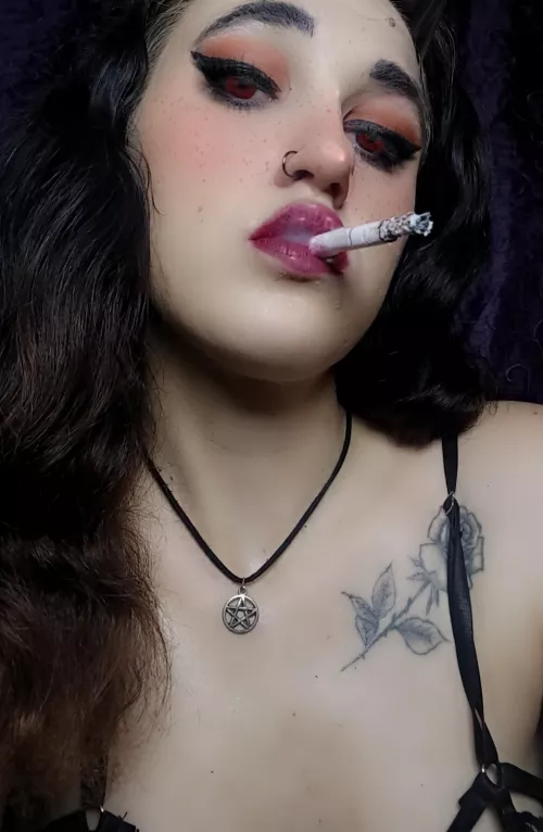 Watch the smoke linger on my lips 💋 