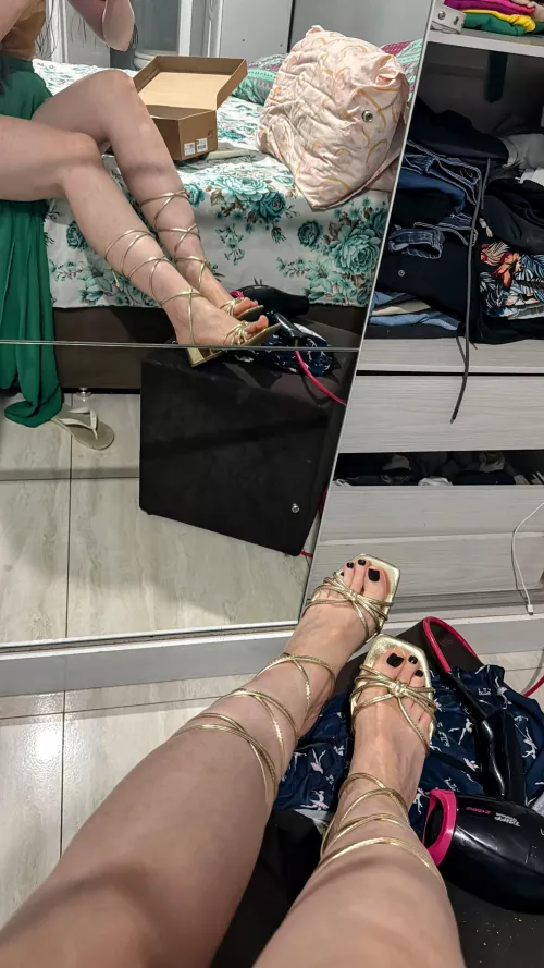 What do you think of this sandal... does it look good on me?