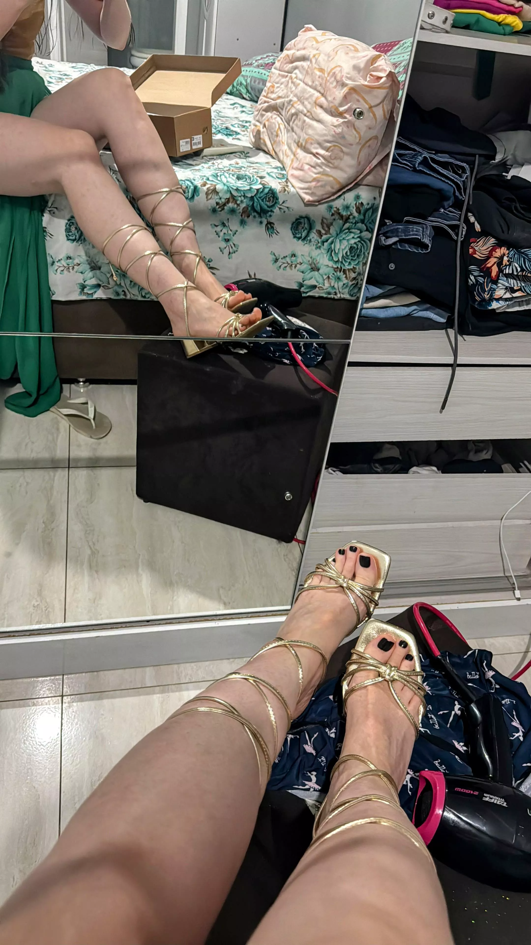 What do you think of this sandal... does it look good on me?